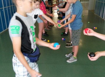 Powiększ obraz: Poprawiamy koordynację i reakcję na bodźce wzrokowe dzięki żonglerce!