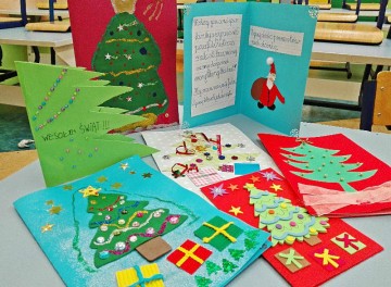Powiększ obraz: Klasa 2F pisze życzenia i przygotowuje kartki świąteczne